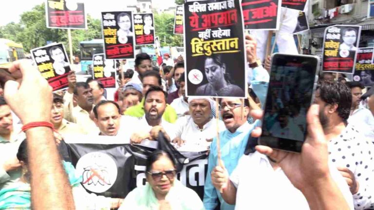 सदन में “आप” के दलित विधायक कुलदीप कुमार के अपमान पर प्रवेश वर्मा के खिलाफ दलित संगठनों का हल्ला बोल