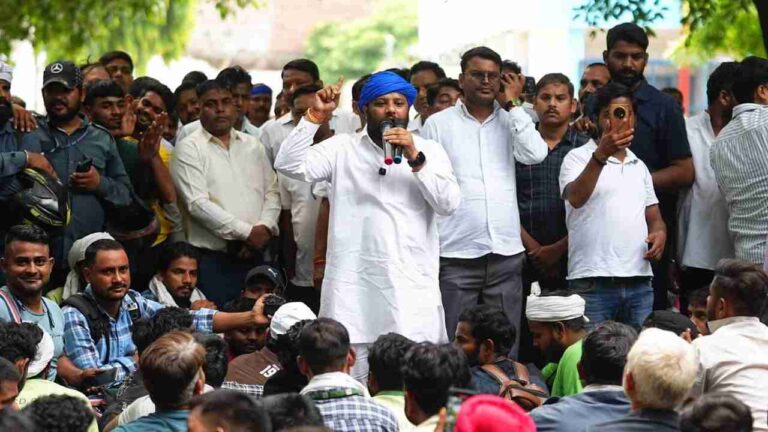 AAP MLA Kuldeep Kumar’s ‘Dharna’ With Locals Against Sanitation Worker’s Murder Continues for 2nd Day
