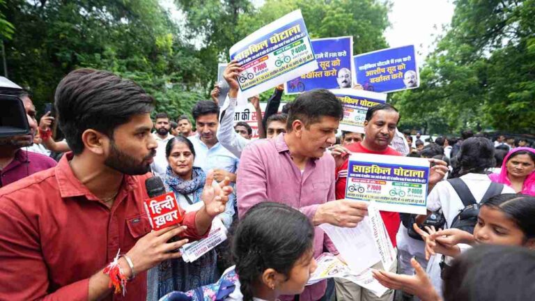 AAP Distributes Pamphlets Outside Girls’ Schools Over Bicycle Scam, Demands Education Minister Ashish Sood’s Resignation