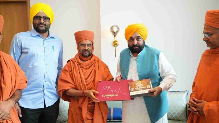 Punjab Chief Minister Bhagwant Mann and Visavadar MLA Gopal Italia received the blessings of Shri Nityaswarupdas Swamiji