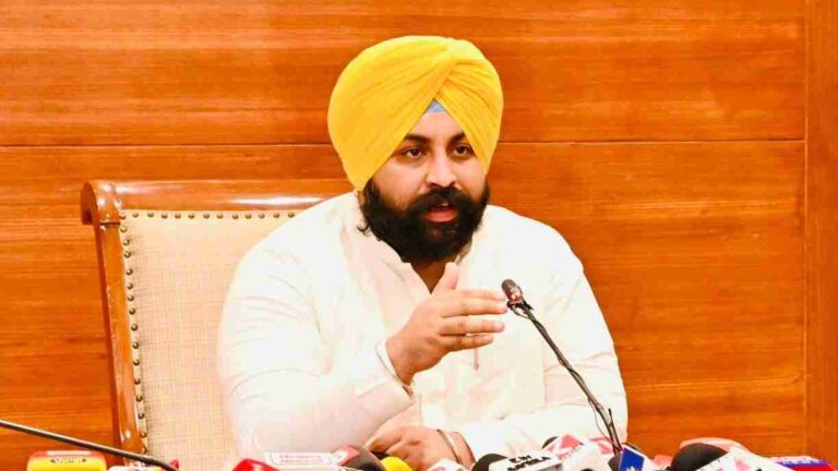 ਪੰਜਾਬ ਦੀ ਸਿੱਖਿਆ ਕ੍ਰਾਂਤੀ: ਪੰਜਾਬ ਦੇ ਸਰਕਾਰੀ ਸਕੂਲਾਂ ਨੂੰ ਵਿਸ਼ਵ ਪੱਧਰੀ ਬਣਾਉਣ ਲਈ 21 ਲੱਖ ਮਾਪਿਆਂ ਨੇ ਭਗਵੰਤ ਮਾਨ ਸਰਕਾਰ ਨਾਲ ਮਿਲਾਇਆ ਹੱਥ